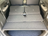 後席をすべて倒すことで広い荷室スペースが生まれ、大きな荷物も積み込みやすくなります。