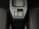 電動パーキングブレーキ&オートブレーキホールド機能付。「HOLD」スイッチを押しシステムONの状態にしておくことで信号待ちでブレーキを踏んで停車時ブレーキペダルから足を離してもブレーキを保持。楽です。