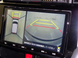 パノラミックビューモニターシステムが付いているので車の上から見た映像が確認できますよ。 一目で車両周辺の情報を確認できますが、直接安全をご確認下さい。