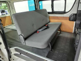 運転席側からの後席ビューです。