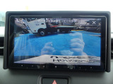 リアカメラが装備されており、後方の安全確認はもちろんのこと狭い場所での駐車や雨の日・夜間など視界の悪いコンディションでのストレスの軽減にもなります。