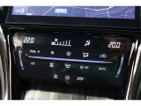 運転席と助手席、それぞれ温度調節ができ、オールシーズン快適なオートエアコンとなっております!