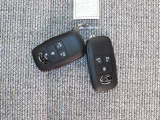 電子キーをポケットやカバンに入れているだけで、ドアの開錠・施錠が行えます。荷物を抱えていてもラクラク開閉です。エンジン始動も行えます。
