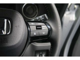 Hondaセンシングの機能のひとつ、アダプティブクルーズコントロール付!アクセルから足を離しても設定したスピードと前車との車間を保ち走行してくれます!車線維持もアシスト☆高速道路で疲労軽減ですね☆
