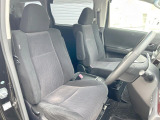 運転席まわりには十分なスペースがあり、大柄な方でもゆったり運転していただける環境です。