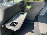 【シートバックテーブル】席背面には格納式のテーブルを装備。ちょっとした荷物が掛けられて便利なコンビニフック付です!