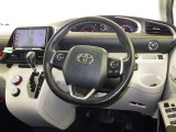 運転席まわりです。 各操作スイッチは使いやすい位置に配置されてます。