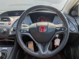 専用ステアリングとスポーティなインパネが、運転する楽しさを高めます。