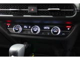 運転席と助手席の温度設定の変更が可能な左右独立タイプのデュアルエアコンです♪♪♪暑がりな人・寒がりな人も誰もが車内を快適にお過ごしいただけます♪♪♪