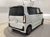 リアはプライバシーガラス付です。見た目もかっこいいですよね。また、太陽光を防ぐので冷房の効きを良くする効果もあるんです。エアコンを控えめにすれば燃費向上も見込めますよ。