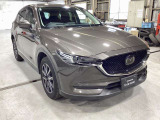 鼓動デザインの志をベースにスポーティで上質なSUV、これにスカイアクティブテクノロジーを組み合わせ、乗り心地やハンドリングなどの高い動作性能で「走る歓び」が体感できます。