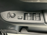 運転席のスイッチで全てのウィンドウの開閉操作を行うことができます。ロックボタンをONにしておくと、運転席以外のウィンドウは作動しないのでお子様を乗せているときなども安心ですね♪
