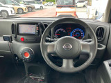 使いやすく安全な操作性と良好な視界を実現した運転席!