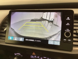 リバースギアに入れるだけで後方の表示へ切り替わります。夜間や雨の日の駐車も楽になりますよ。