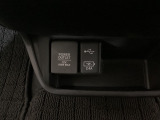 純正オプションで工賃込み18,700円の「前USBチャージャー」装着。車両装備の音楽・動画再生用USBジャックに、充電専用USBジャック(最大2.4A急速充電対応)を追加する小型USBチャージャーです