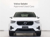 ボルボXC40は、よりスマートに、より大胆に生まれ変わりました。刷新されたフロントフェイス、先鋭的な躍動感を感じさせるスタイリング。SUVの姿を体現するプロポーションは力強さに溢れた佇まいを見せます。