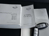 バック、ポケットの中に入れたままで、ドアロック、アンロック、 エンジンスタート出来ます。インテリジェントキー。取り扱い説明書、整備記録簿