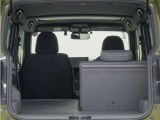 2列目シートは左右独立で倒すことができます。3人乗車状態でより多くの荷物を積むことができます。