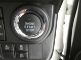 【プッシュスタート】スマートキーを携帯して、ブレーキを踏みながらスタートスイッチを押すだけでエンジンがかけられます。