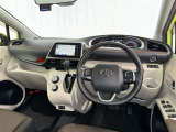 運転席まわりです。 各操作スイッチは使いやすい位置に配置されてます。