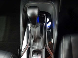 シンプルで操作性の良いフロアシフトです。