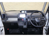操作性に優れた運転席となります!小物入れや各ボタンの配置にこだわり、使いやすいです!座り心地もよく視認性も良好なのでロングドライブもお任せ下さい!