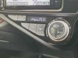 【オートエアコン】一度お好みの温度に設定すれば、車内の温度を検知し風量や温度を自動で調整。暑い&hellip;寒い&hellip;と何度もスイッチ操作をする必要はありません。快適な車内空間には必須の機能ですね♪