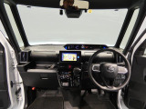 【開放的な運転視界】フロントガラスが広く、周囲を広く見渡せるため運転時の安心感があります。ダッシュボードのホコリも隅々まで除去しており、気持ちよくハンドルを握っていただけます。