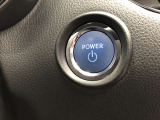 エンジンスタートスイッチです。キーが車内にあれば、エンジンの始動や停止はスイッチを押すだけ!キーを取り出す手間を省き、ワンプッシュで操作できるので簡単でスムーズです。