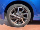 【純正アルミホイール】です!車両デザインに合わせてホイールをデザインしているため、見た目にもカッコイイアルミホイール♪洗車もラクチンで錆びません。