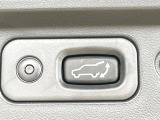【パワーバックドア】スマートキーや運転席のボタンを押すだけでリアゲートが自動で開閉します!荷物を持っている時や、高い位置にあるバックドアを閉める際に便利な機能です♪