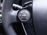 ハンドルから手を離さずにオーディオの操作ができるステアリングスイッチを装備。わき見運転の防止にもなり安全運転に貢献します。