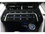 運転席と助手席、それぞれ温度調節ができ、オールシーズン快適なオートエアコンとなっております!