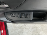 運転席のスイッチで全てのウィンドウの開閉操作を行うことができます。ロックボタンをONにしておくと、運転席以外のウィンドウは作動しないのでお子様を乗せているときなども安心ですね♪