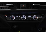 運転席と助手席の温度設定の変更が可能な左右独立タイプのデュアルエアコンです♪♪♪暑がりな人・寒がりな人も誰もが車内を快適にお過ごしいただけます♪♪♪