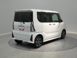 【安心の駐車サポート機能】全周囲カメラを搭載しており、死角を確認しながら安全にバックできます。お手入れのしやすさを考慮して美しく整えており、毎日の運転にゆとりをもたらします。
