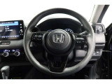 運転中もハンドルでの操作が可能です。特に高速道路等の目が離せない運転時には、便利さだけでなく、安全性も兼ね備えております。