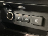 運転席と助手席にはシートヒーターが付いています☆寒い時期に腰周りを温めてくれるので体全体が温まりやすいのは勿論、暖房と違い顔に風が当たらないので、乾燥肌やドライアイの方でも大丈夫☆