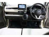 ドライバーを包み込むように、ディスプレーやスイッチ、コンソールを配置。座った瞬間から運転への期待が!空間そのものの心地よさにこだわっています。