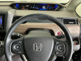 ステアリング右手側に安全運転支援機能のホンダセンシングをコントロールするスイッチ、左手側にオーディオ関連のコントロールスイッチを配置、視線を逸らすことなく運転に集中できます