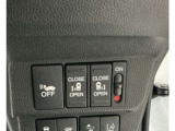 【両側パワースライドドア】両側がパワースライドドアになっており、運転席のスイッチやスマートキーでも開閉が可能です!開口部も広いので乗り降りも楽々♪