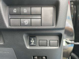 アイドリングストップのON/OFFスイッチと、運転席からスライドドアの開閉操作もできます。