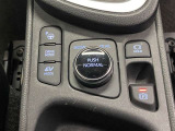 【安心の4WD】こちらのお車は4WD車です♪車の4輪全てを動かすことにより、2WD車に比べてすぐれた発進性能を備えております!雪が多い地域の方は4WDの方がより快適な運転をすることが出来ます☆