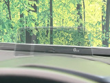 【カラーヘッドアップディスプレイ】現在の速度や走行情報をデジタル表示で運転席前方のガラスに投影!カラー付きで視認性も高く、運転中目線をずらさず必要な情報を確認できるのでとっても便利で安心!