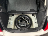 ラッゲジ下部にはフルサイズスペアタイヤと工具類が備わります。