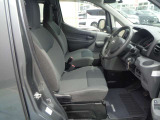 ホ-ルド感のある立体構造で快適な運転姿勢をサポ-トするフロントシ-ト。お問い合わせは03-5672-1023へ