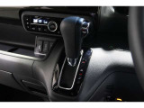 インパネシフトだから視線の移動も少なく足元もスッキリ♪運転席もゆったりしているのでゆとりを持ってドライブできますね!
