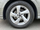 18インチ純正アルミホイール装備 全車両に標準装備の純正アルミホイールは、純正ならではのバランスの良いデザインと、走行安定性をお楽しみ頂けます。
