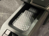 スマートフォンなどがスッキリ置けるセンターコンソールトレイです