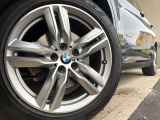 ●純正18インチアルミホイール:輸入車ならではの卓越した走りを支えるホイールと足回りです!日本車の走りに慣れている方にもぜひ体感して頂きたいほど、高いレベルでまとまっています!